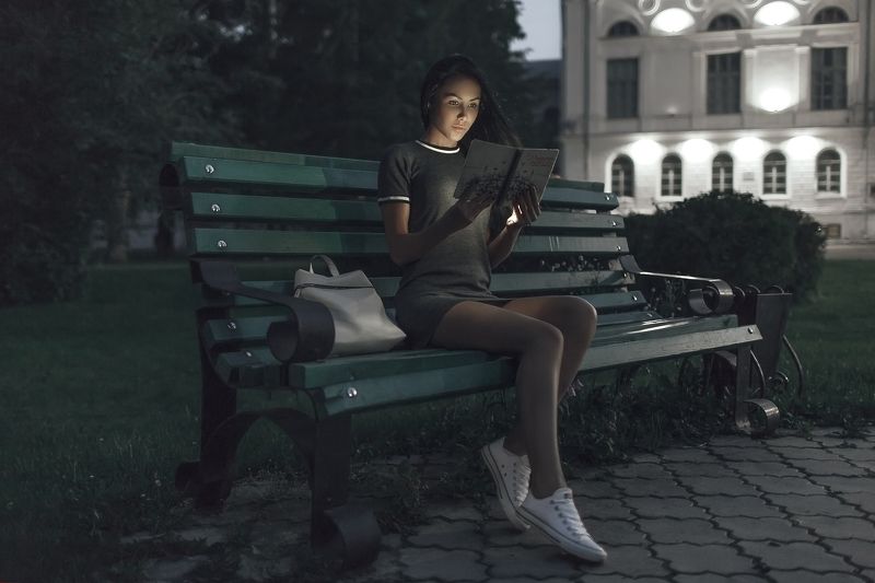 Девушка, город,  Девушка с книгойphoto preview