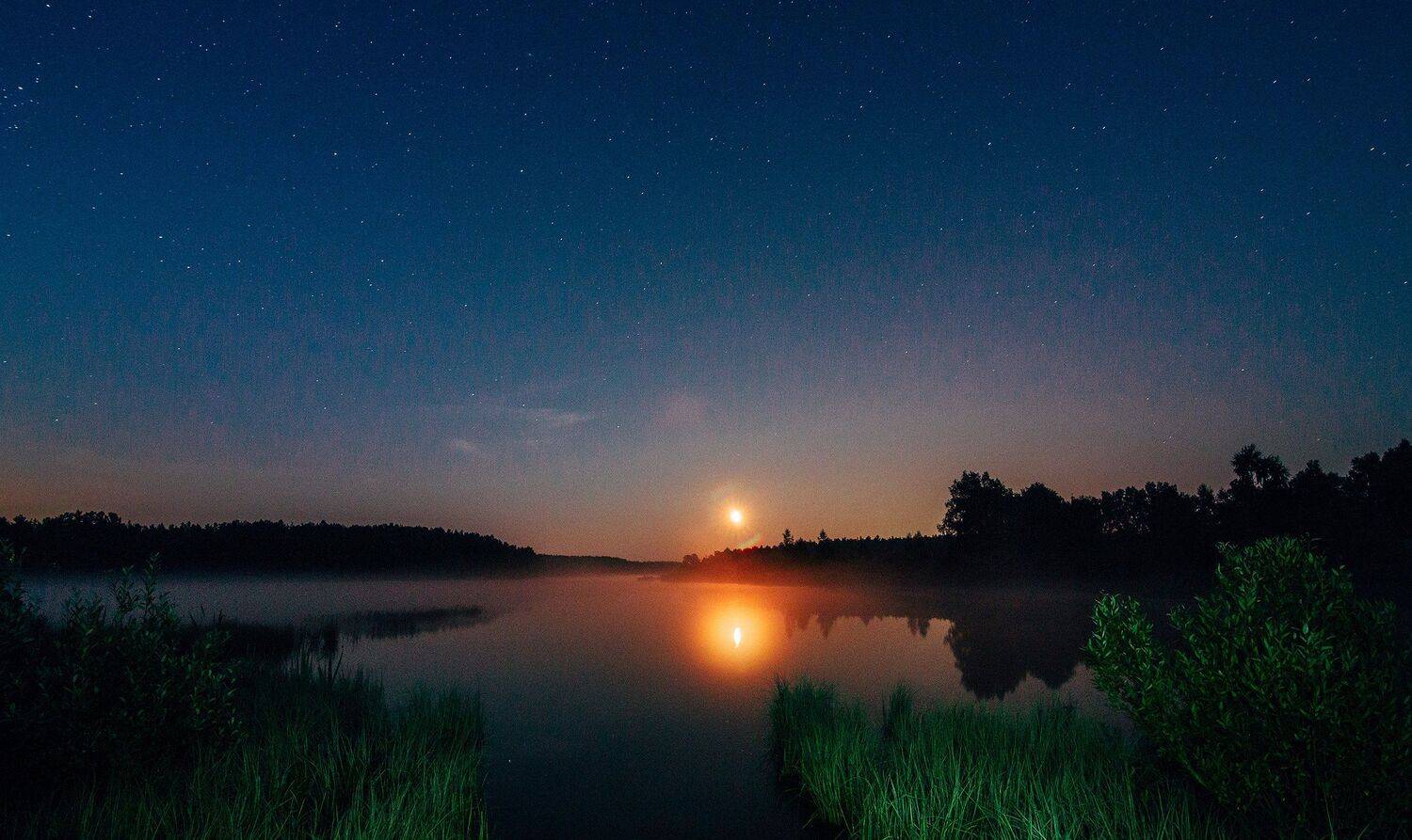 При свете красной луны. Автор: Воробьёв Евгений , Воробьёв Евгений