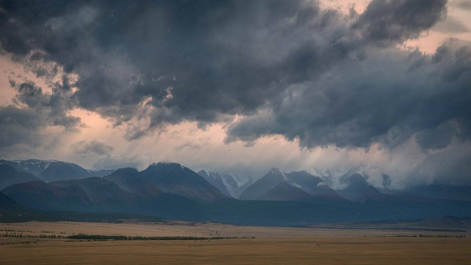 Курай. Автор: Дмитрий Антипов природа, пейзаж, горы, хребет, непогода, небо, облака, вечер, туман, дымка, степь, долина, алтай, сибирь, чуйский, панорама, вершины, хмурый, вид, высокий, большой, Дмитрий Антипов