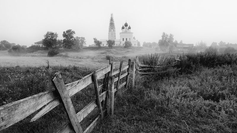 восход солнца, забор, лето., село осенево, туман, утрро, храм во имя казанской божьей мат, ярославская область Сельская июльская.photo preview