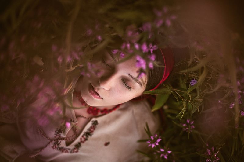 девушка,портрет,красивая,привлекательная.милая,естественная,природа,трава,зелень Славянкаphoto preview