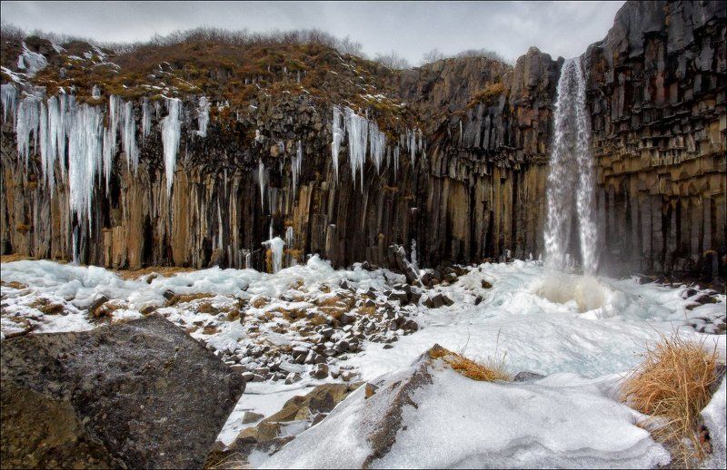 Исландия Iceland Svartifoss водопад зима снег лед базальт колонны Исландия. Черный водопад (Svartifoss).photo preview