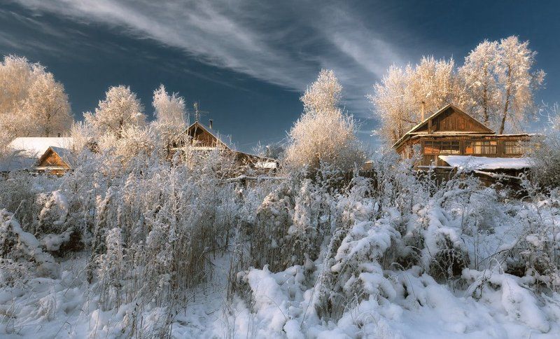 Избушки заборы деревья кусты снег иней зима мороз свет  Морозный свет на задворкахphoto preview