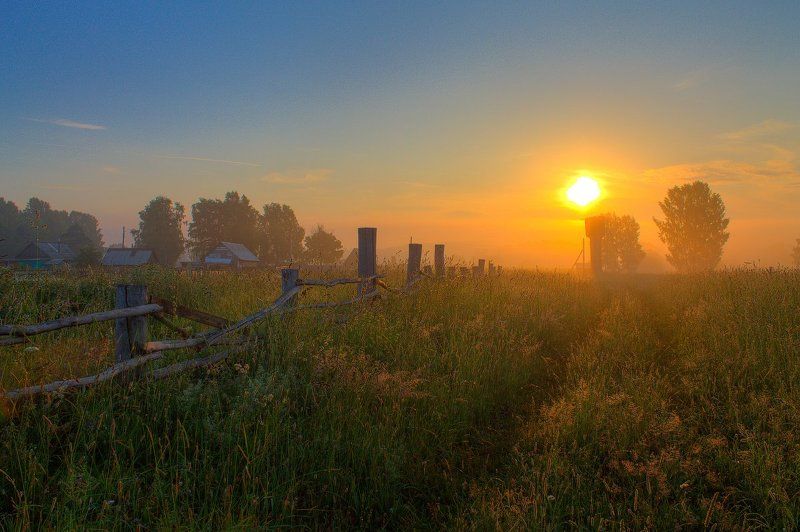 Деревня, Дорога, Забор, Небо, Облака, Пейзаж, Природа, Рассвет, Россия, Солнце, Трава, Туман, Утро Утро в деревнеphoto preview