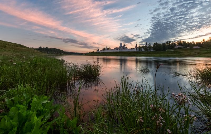 Река Волга, Старица, Успенский монастырь Утро Успенского монастыря.photo preview