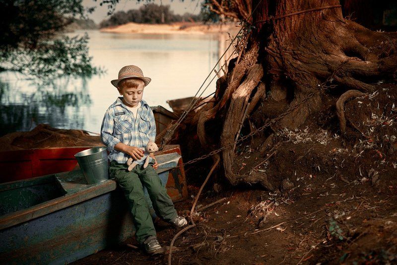 лодка, ребенок, мальчик, река, дерево, лето На берегуphoto preview
