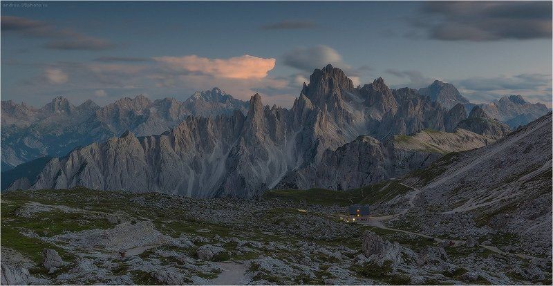 Lavaredo, Tre cime, Доломиты Послезакатный вид на приют Лаваредо, горный массив и облачкоphoto preview