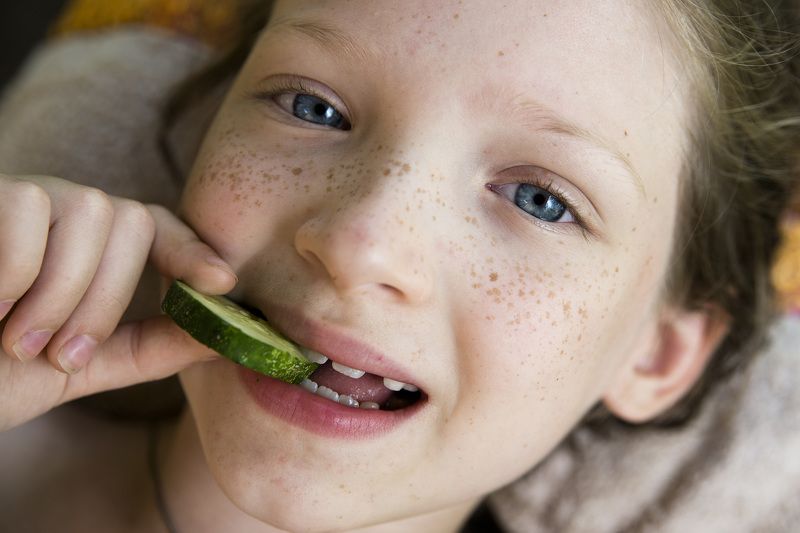 портрет, девочка, ребенок, лето, огурец, веснушки, глаза, Полтава, фотограф, фотостудия Марина. Лето.photo preview