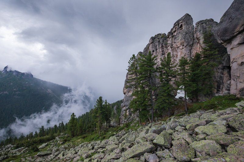Арка, Ергаки, скалы, Западный Саян, тучи, гроза, курумник Кажется, дождь собирается... фото превью