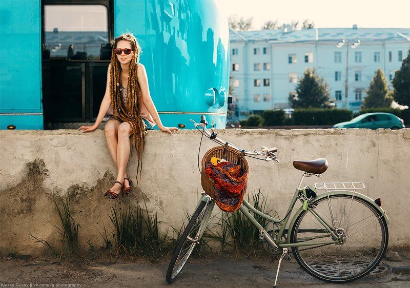 girl,city,street,bike,bicycle,blue,bus,dreadlocks The blue bus is calling usphoto preview