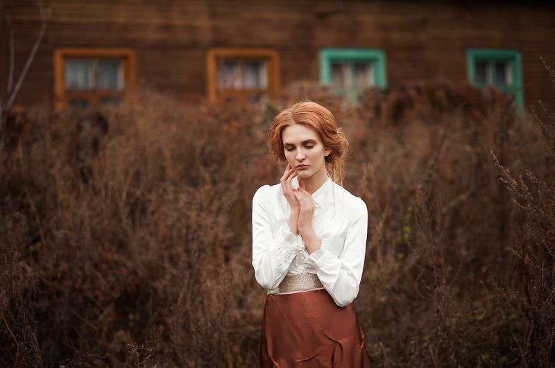 девушка, окна, деревня, осень, красота Окнаphoto preview