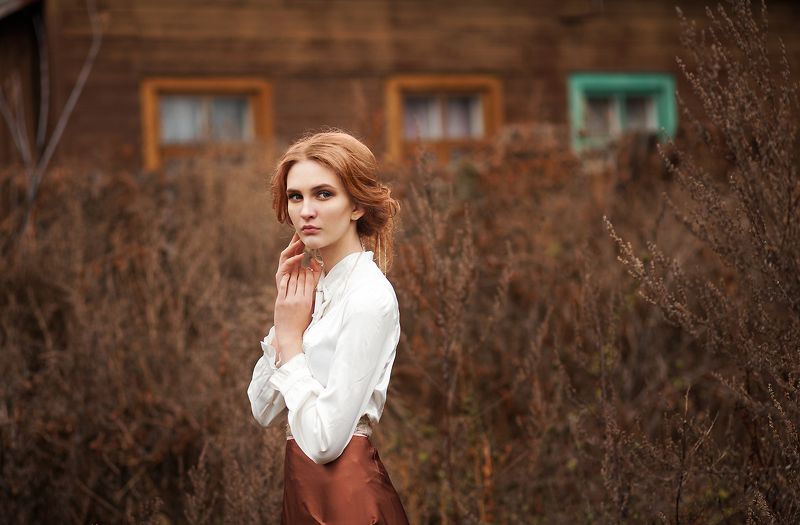 девушка, окна, деревня, осень, красота Окноphoto preview