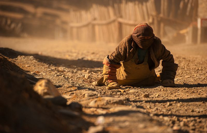磕长头的当地牧民photo preview