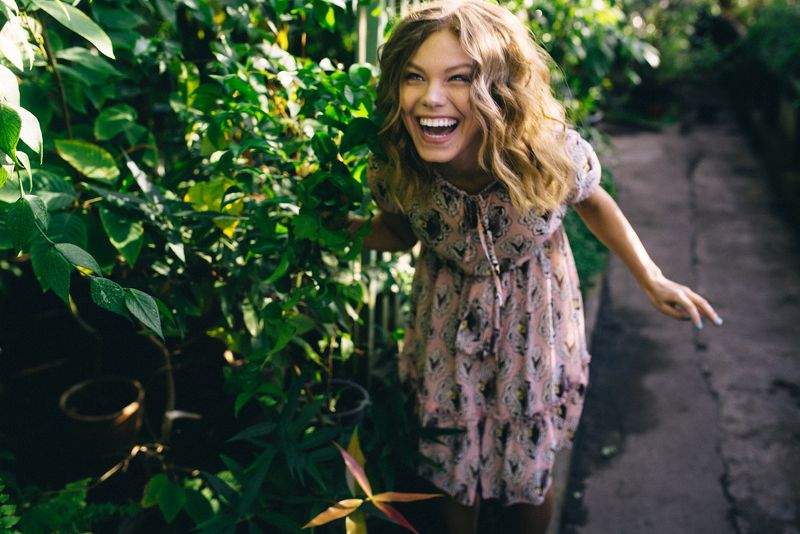 сад, огород, цветы, растения, солнце, закат, радость, эмоции, девушка в саду, радоваться, веселится, гулять, цветы, настроение, позитив В солнечном садуphoto preview