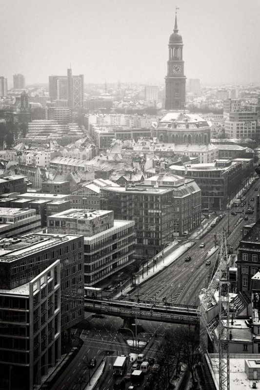 автомобиль, архитектура, гамбург, германия, город, дом, дорога, здание, зима, крыша, мост, ратуша, снег, улица, центр Пасмурный городphoto preview