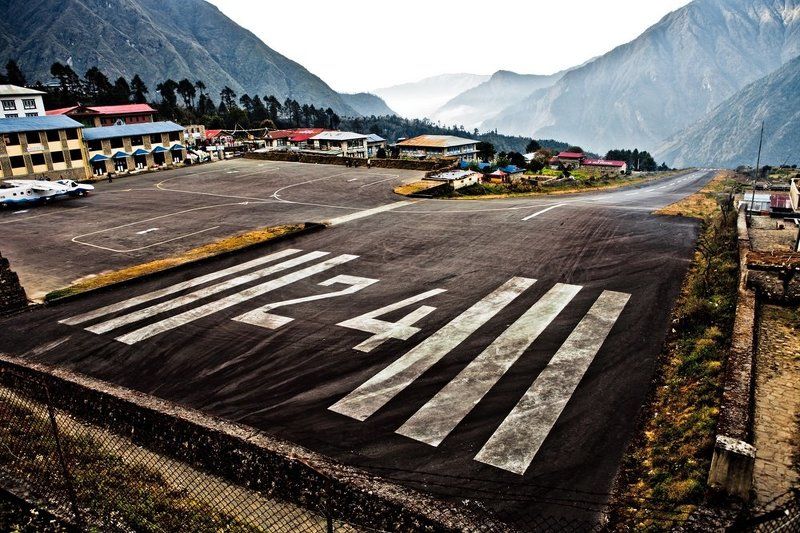 аэропорт в лукле. дорожка в пропастьphoto preview