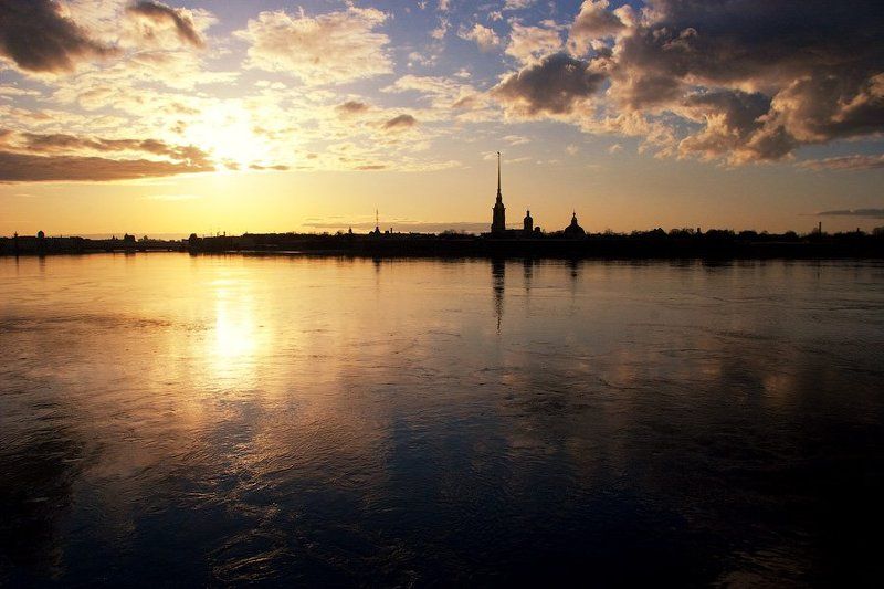 вечер, горизонт, город, закат, здание, крепость, небо, нева, облако, отражение, петропавловская крепость, река, россия, санкт-петербург, силуэт, улица, dyadyavasya Классическая линия горизонтаphoto preview