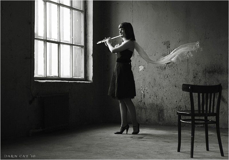 девушка, мелодия, флейта, стул, одиночество, комната Мелодия для одного слушателя, который не пришел.. фото превью