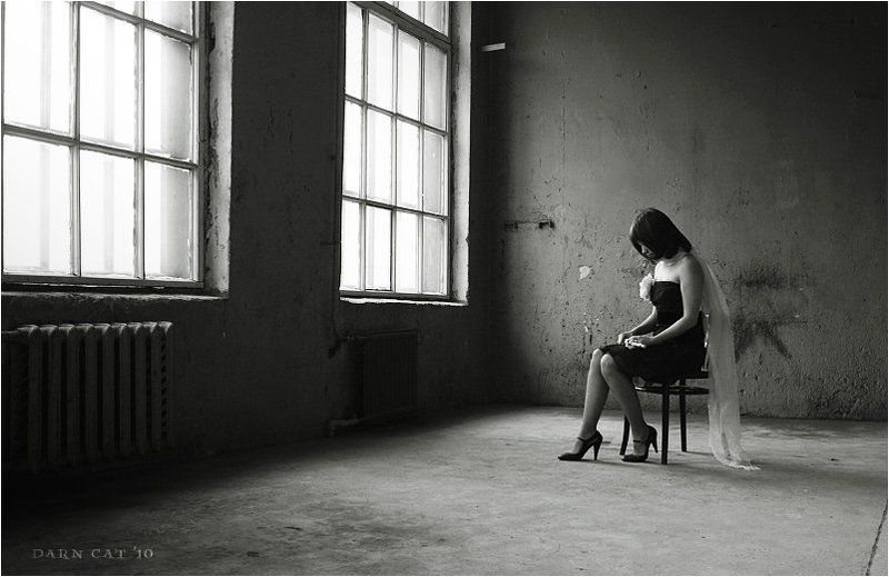 девушка, мелодия, флейта, стул, одиночество, комната, беззвучье, тишина Беззвучье фото превью