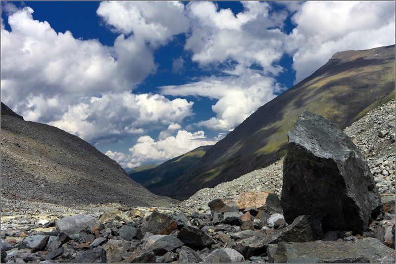 горный алтай, у аккемского ледника пейзаж с камнемphoto preview