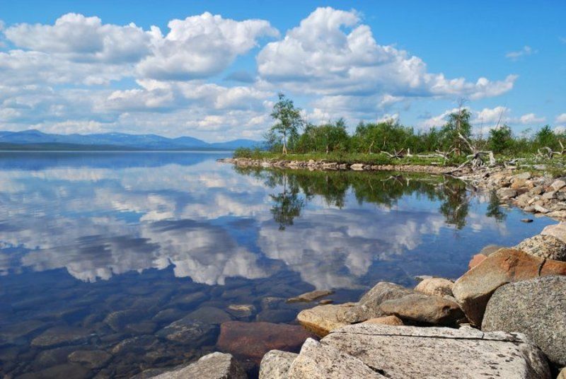 озеро, отражение, пейзаж, прозрачная, побережье,берег, вода, водоем,  день, камни, кустарник, лето, небо, природа, штиль,лес, облака Облака в озере фото превью