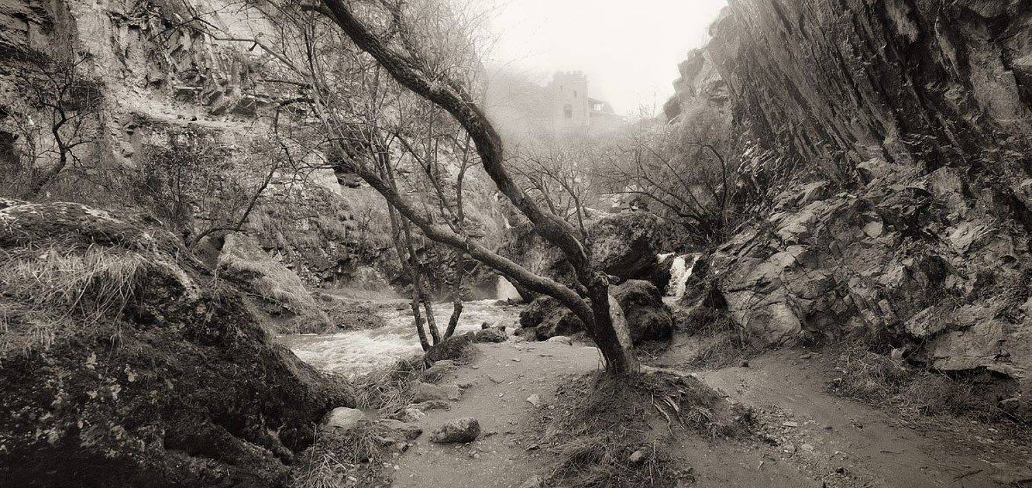 Дыхание утра. Автор: Артур Абидинов горы, ущелье, водопады, скалы, туман, утро, Артур Абидинов