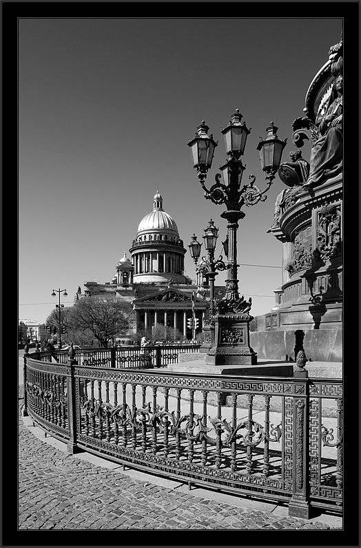 Совсем ленинградская простая черно-белая картинка. Автор: Kirill Shapovalov петербург, ленинград, центр, исакий, чб, Kirill Shapovalov