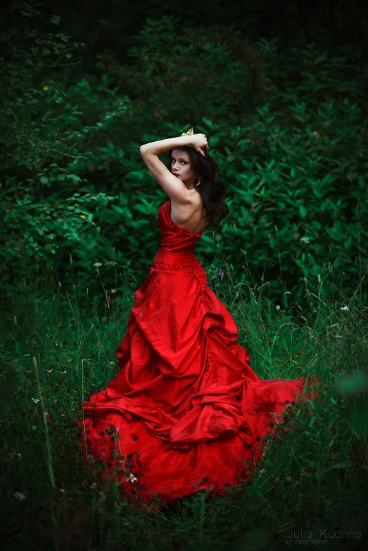 алое платье  королева корона девушка  photo preview