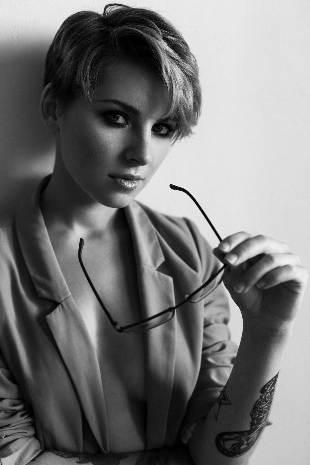 Вика. Автор: Бесценный Артём woman, slim, pose, sunny, fit, casual,one, female, posing, jacket, girl, face, body,hair, background,alone, pretty, sexy, model,white, clothes, studio, summer, caucasian, portrait, eyes, cute, lady, lifestyle, healthy, young, short, person, beauty, lovely, Бесценный Артём