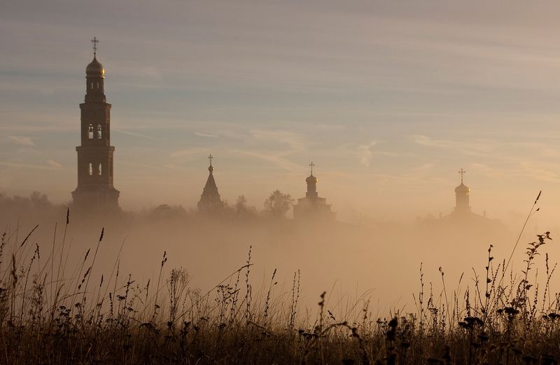 Вид с западной стороны на Пощуповский Иоанно-Богословский монастырь.photo preview