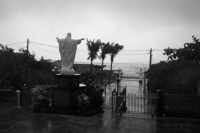 вьетнам, ланг ко, пляж, атмосфера, чб, черно-белое, репортаж, море, путешествие, дождь, шторм, азия, vietnam, lang co, bw, blackandwhite,bnw, beach, weather, travel, asia, grave, storm Деревня Ланг Ко, Вьетнамphoto preview