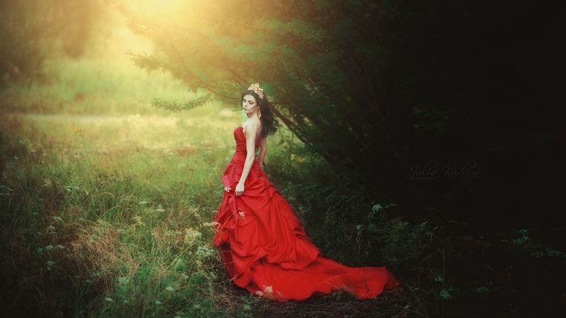 алое платье  королева корона девушка  Дама Червейphoto preview