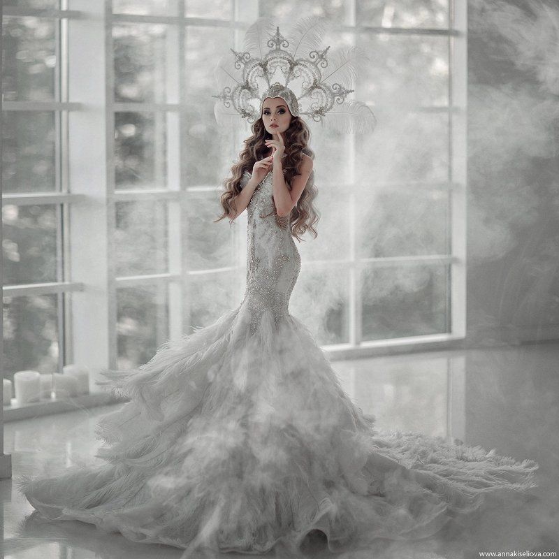 перья, дым, кэнон, портрет, туман, девушка, платье, кокошник, белый, студия, окно Фениксphoto preview