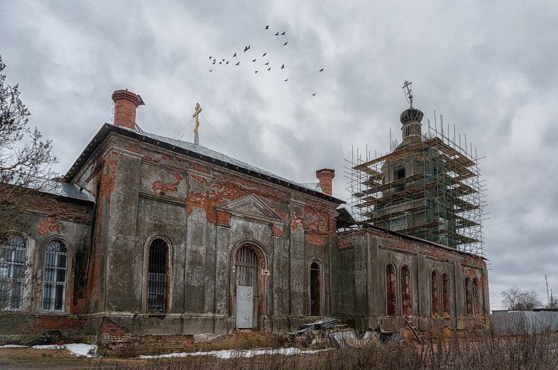 Иванцево Дубна Подмосковье Московская Осень Птицы Облака Разрушенное Заброшенное Талдом Дмитров Заброшенная церковь на берегу реки Дубна фото превью