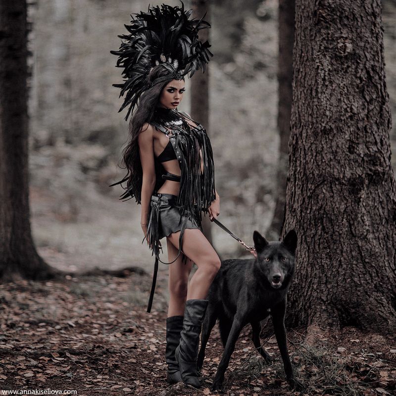 волк, лес, модель, черный, перья, ирокез, девушка, деревья, кожа Волчицаphoto preview