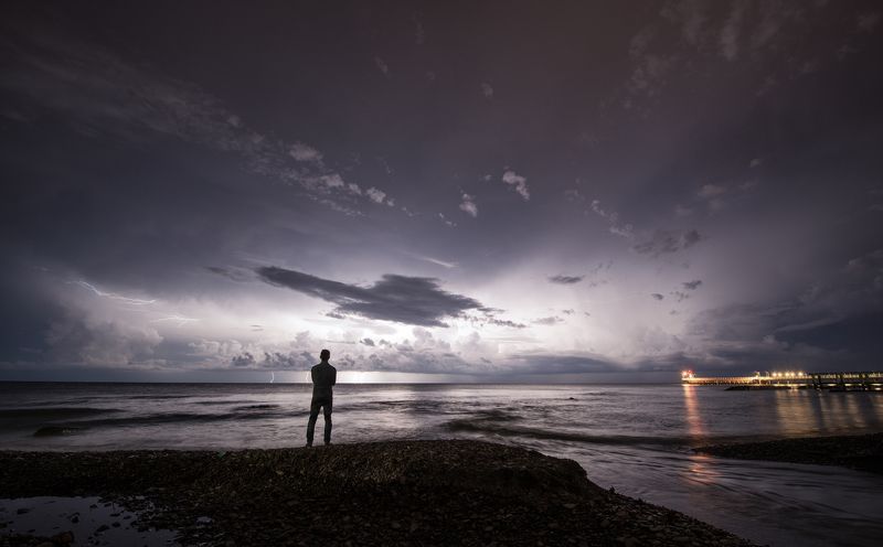 ночь, гроза, море, человек, стихия Наблюдательphoto preview