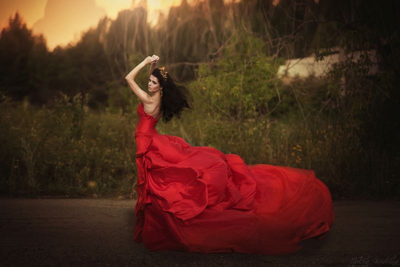 алое платье  королева корона девушка ветер закат шторм Штормphoto preview