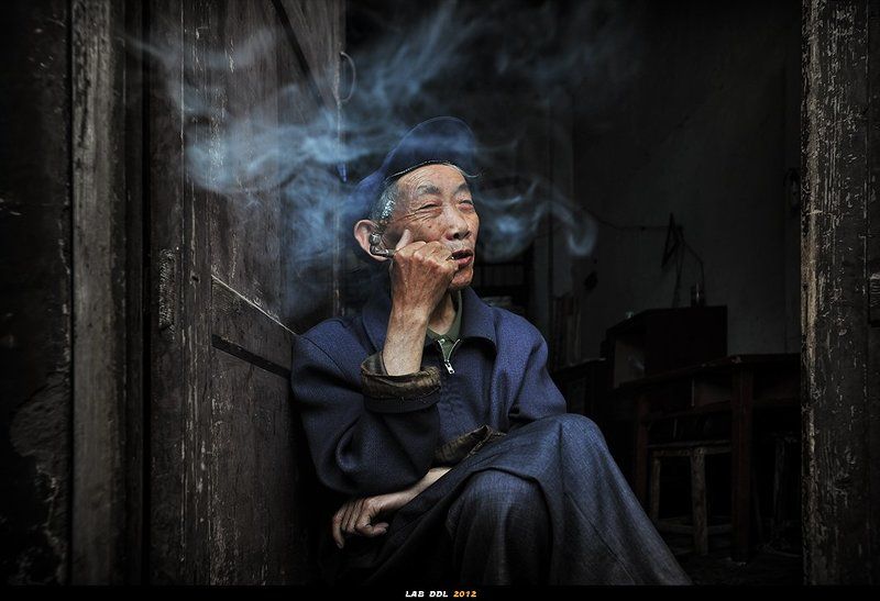 吸叶子烟的老人photo preview