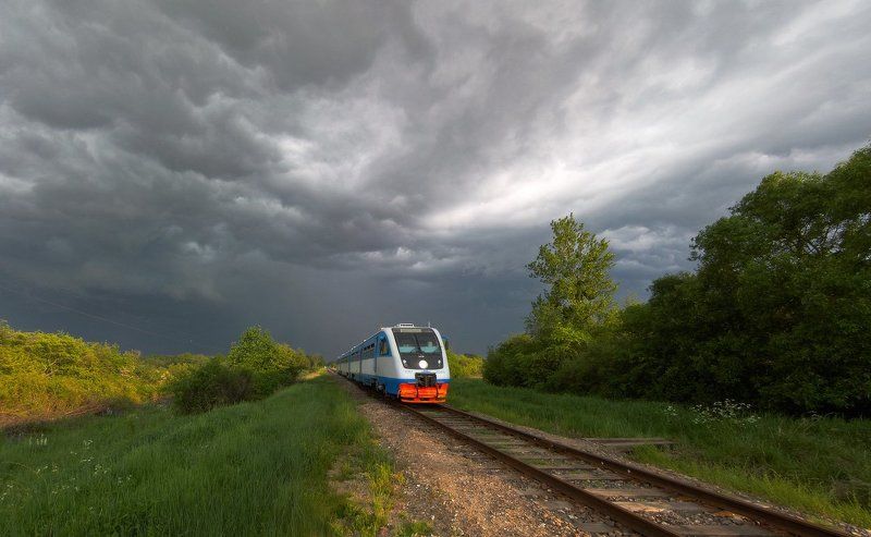 поезд, гроза, рельсы, железная дорога, облака Убегая от грозыphoto preview