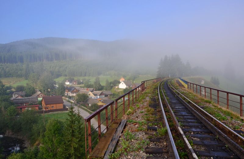 Закарпатье, Лазещина, Лето, Туман, Утро В туман дорога уводящаяphoto preview