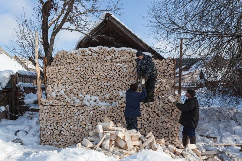 Дрова береза поленья поленница люди избушка зима стройка Березовая стенаphoto preview
