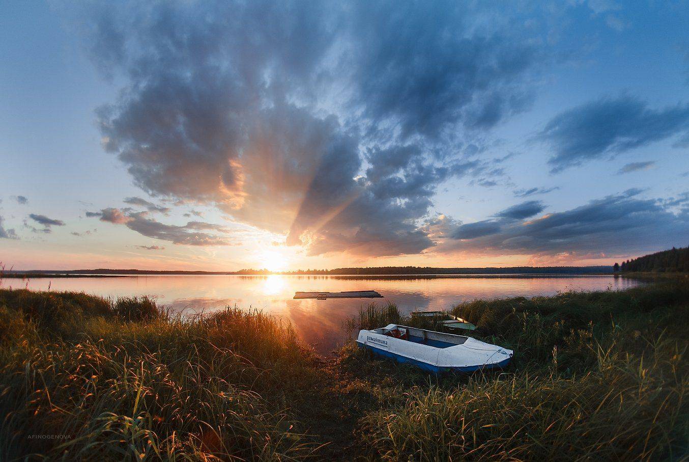 Романтика. Автор: Татьяна Афиногенова закат созакат солнце облака свет небо берег лодка вода пеленг, Татьяна Афиногенова