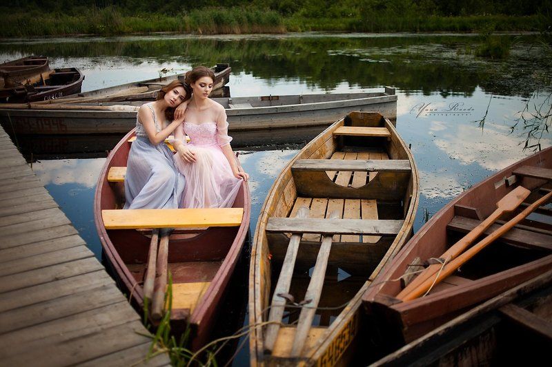 девушки, природа, лодки, причал, пристань, лето, озеро, вода, пруд, платье, прическа, пара, романтика, любовь,  В лодкеphoto preview