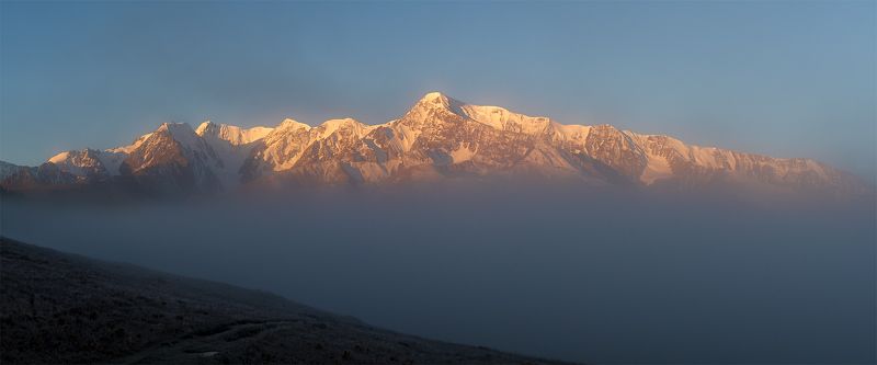 Шапка тумана над озером медленно рослаphoto preview