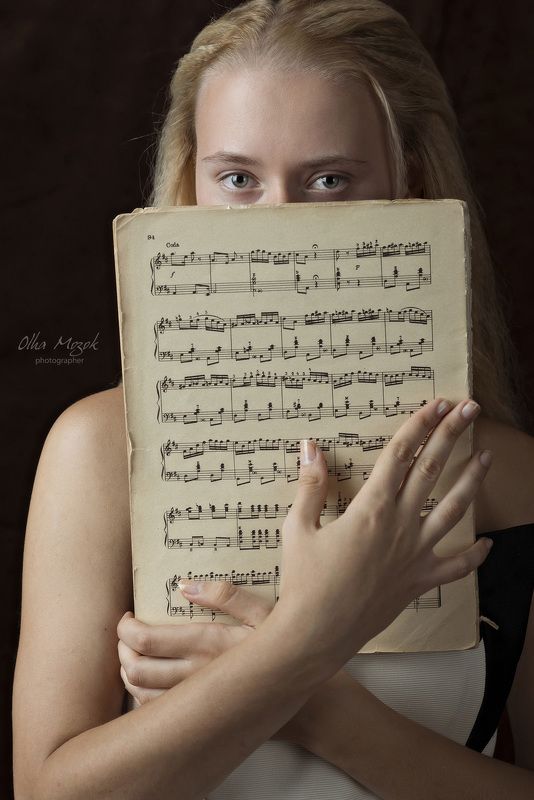 портрет, баян, девушка, лицо, глаза, руки, ноты, клавиши Валерияphoto preview