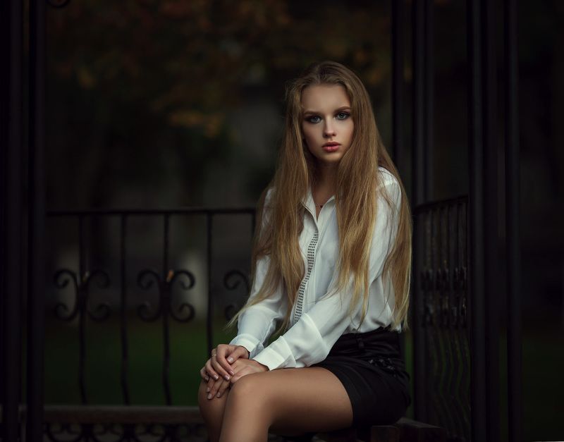 Портрет девушки, город, сумерки Кристина photo preview