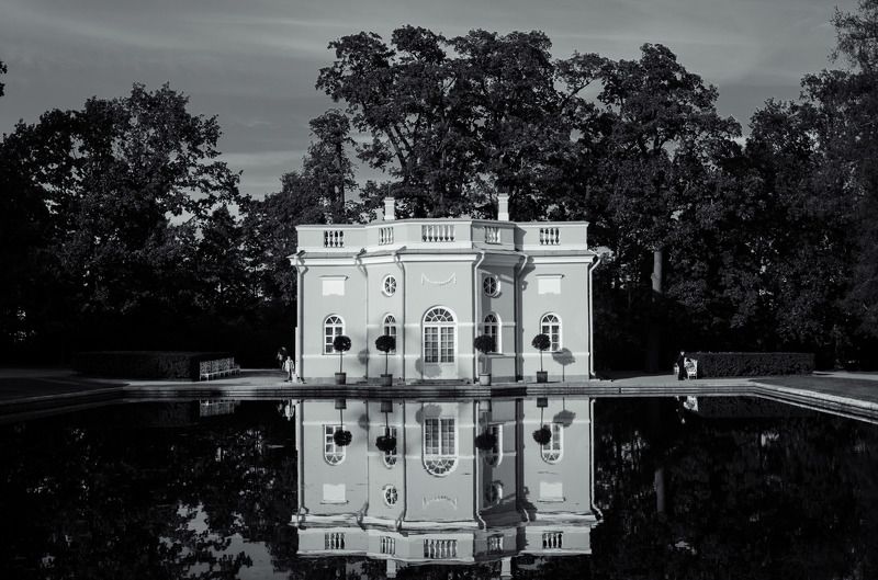 архитектура, черно-белое, дом, люди, атмосфера, настроение, линии, геометрия, санкт-петербург Жизнь у домаphoto preview