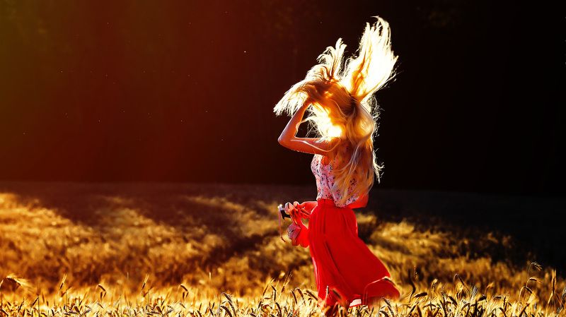 девушка в красномphoto preview