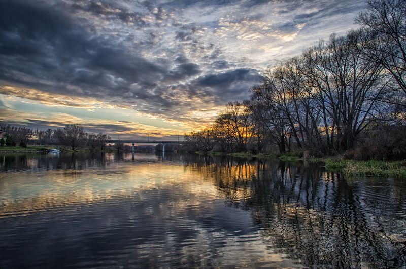 Осенний вечер на рекеphoto preview