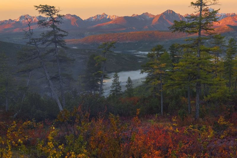 колыма, озео Озеро Джека Лондона. Осенний рассвет  в хребте Большой Аннгачак.photo preview